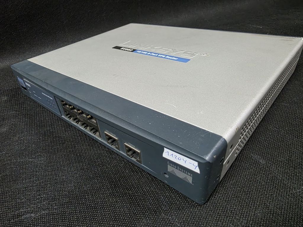 RV082 Linksys 8-Port VPN Router 10/100  (11204-4) - фото фото фото 0