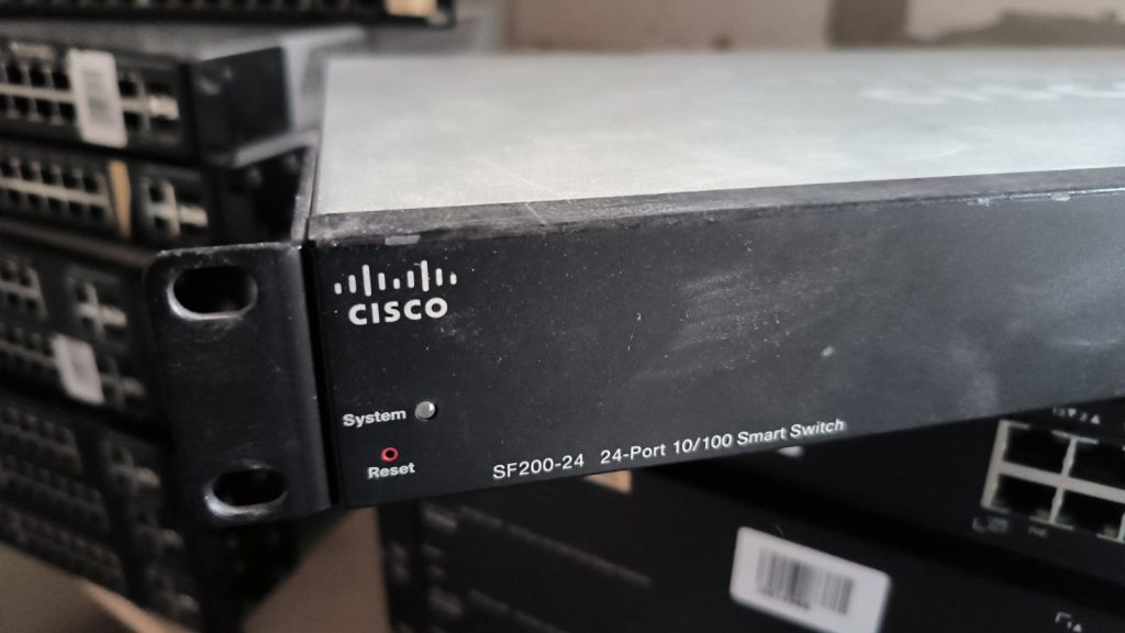 Комутатор CISCO SF200-24 Smart Swith - фото фото фото 1