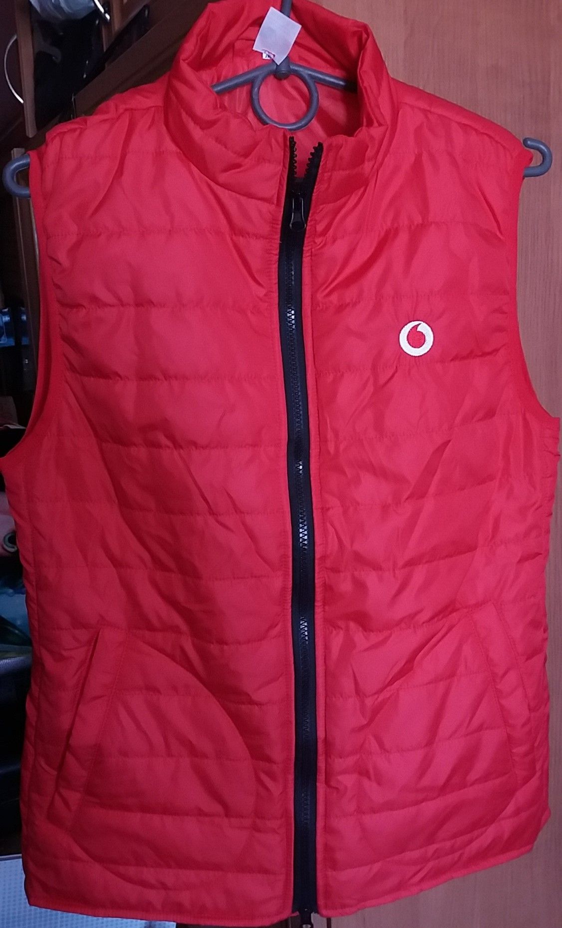 жилетка VODAFONE КРАСНАЯ - фото фото фото 0