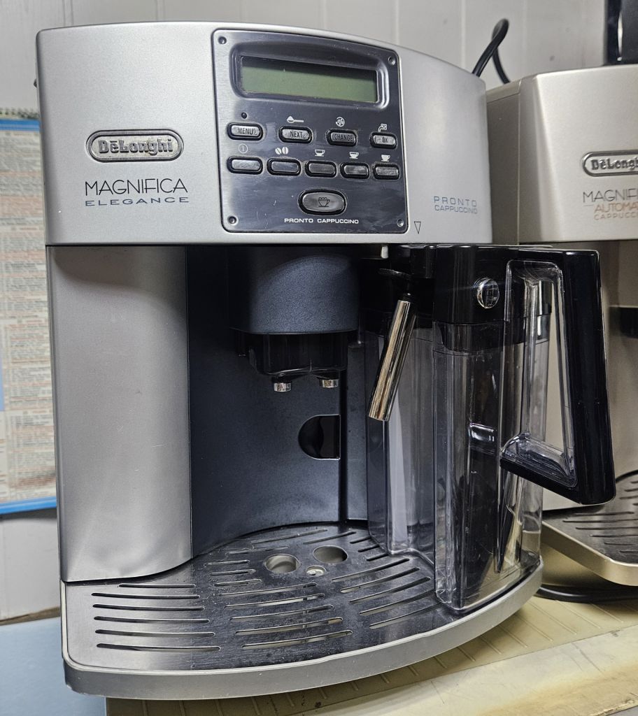 Кавомашина Delonghi Magnifica з молочником - фото фото фото 1