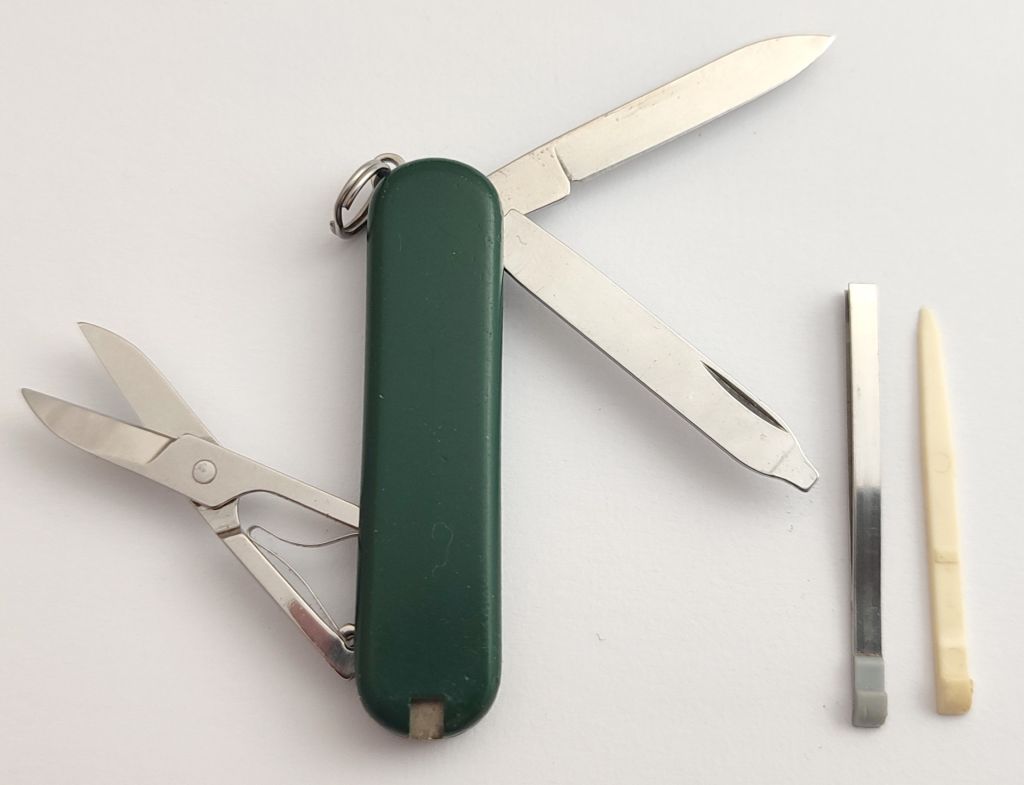 Нож-брелок Victorinox Classic SD Shamrock  (Клевер) - фото фото фото 1