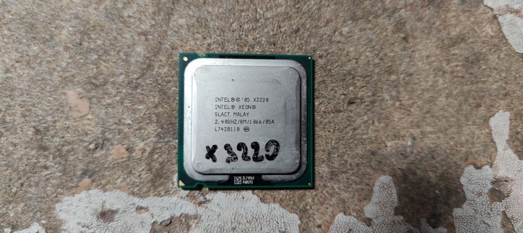 Процессор Intel Xeon X3220 2.40GHz/8M/1066/05A LGA775 № 242606247 - фото фото фото 0