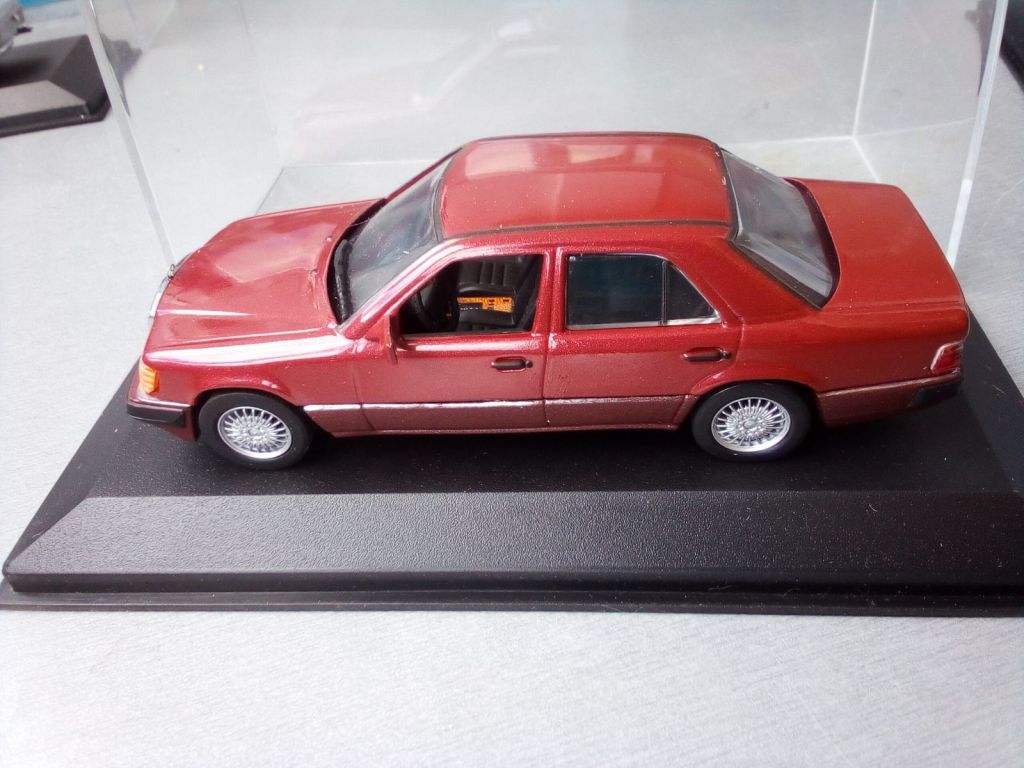1/43 Minichamps Mercedes-Benz 300D  (W124) - фото фото фото 0