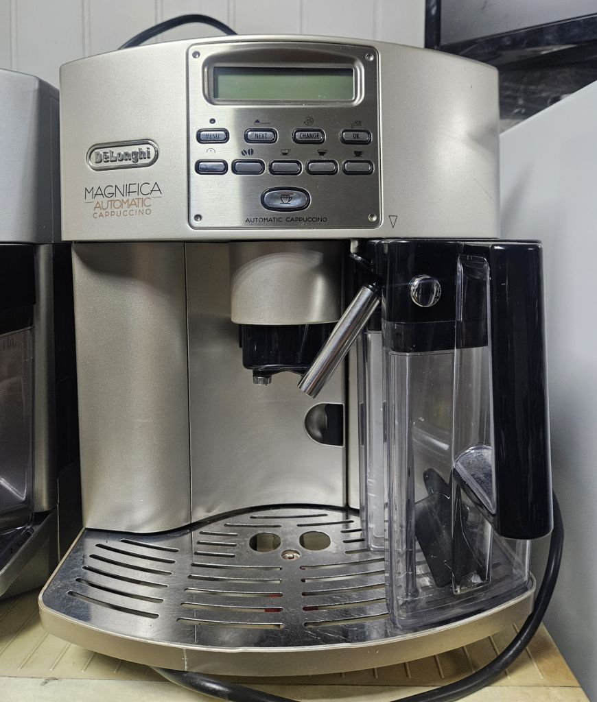 Кавомашина Delonghi Magnifica з молочником - фото фото фото 4