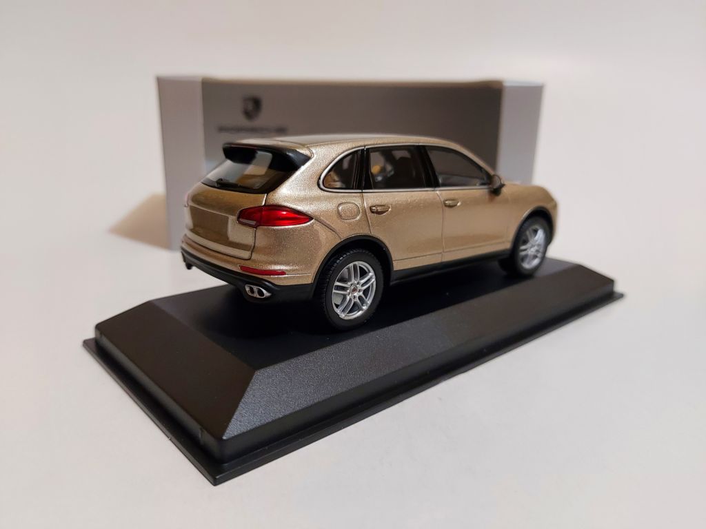 Minichamps 1:43 Porsche Cayenne Turbo  (2014) pearl-silver - фото фото фото 3