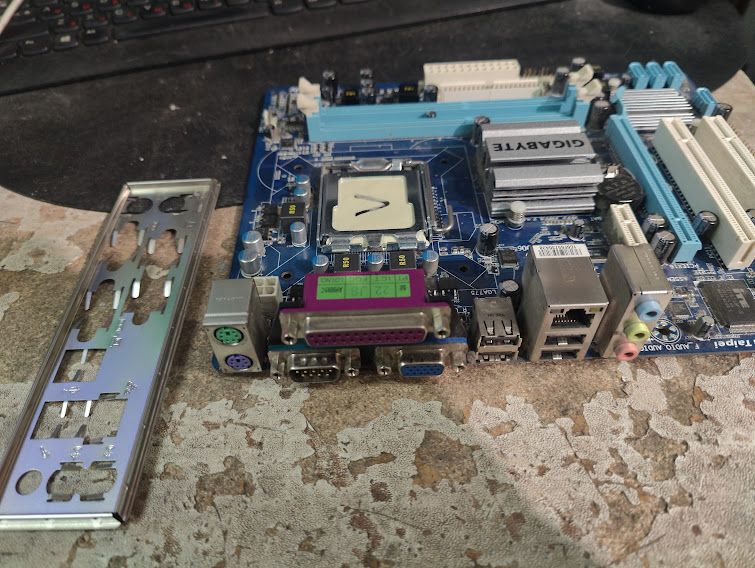 Мат. плата Gigabyte GA-G41MT-ES2L rev1.3 LGA775 G41 PCI-E+SVGA+GbLAN SATA MicroATX 2DDR3 № 241610103 - фото фото фото 2