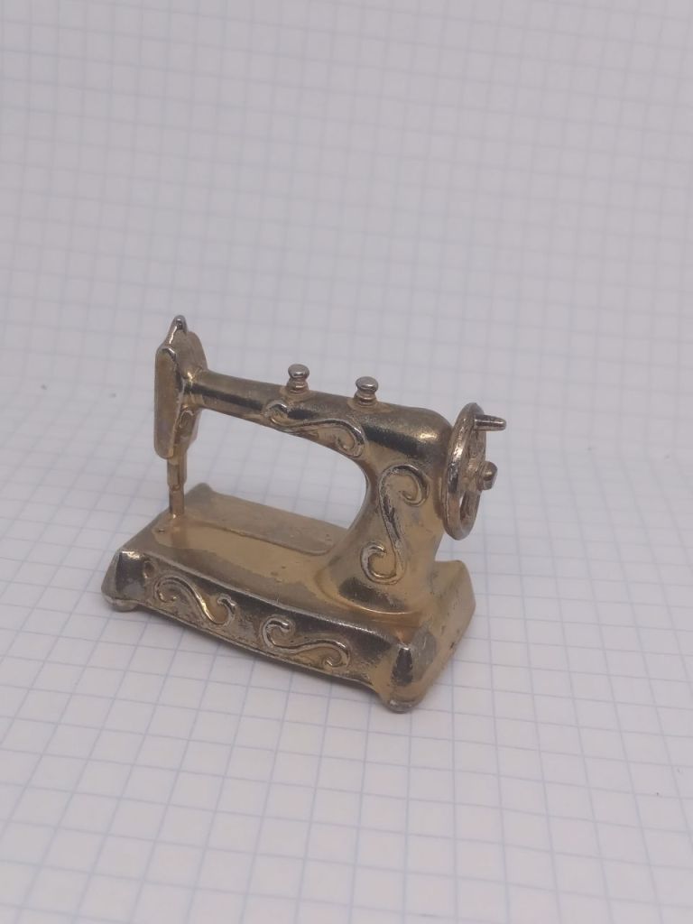 Винтажная латунная миниатюра «Швейная машинка», Made in England, клеймо - фото фото фото 1