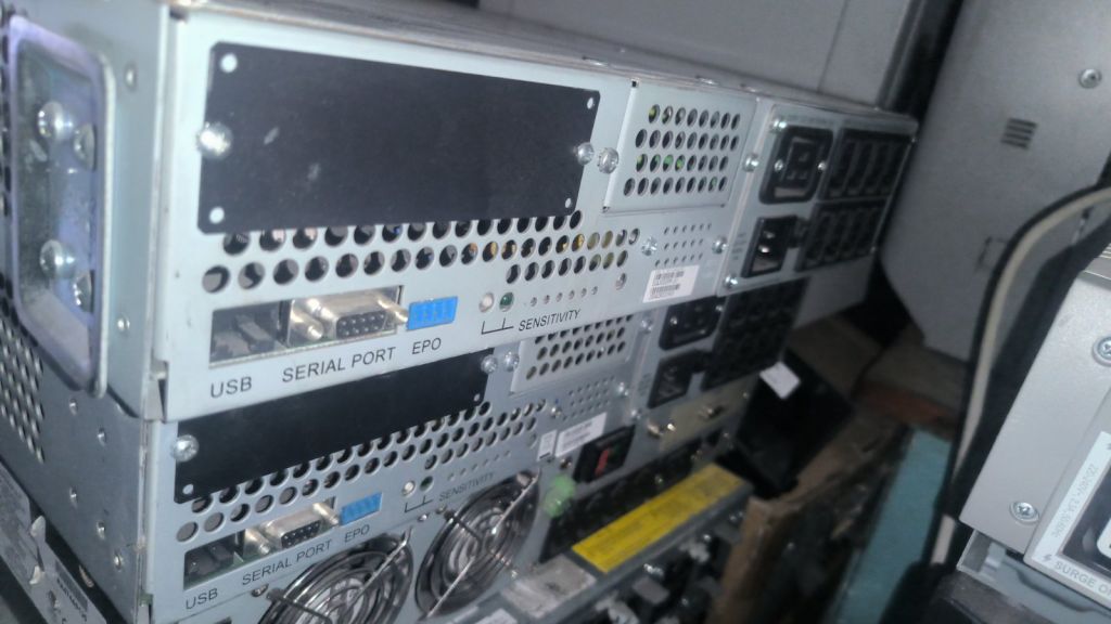 Безперебійник ДБЖ APC Smart-UPS 3000  (SUA3000RMI2U) - фото фото фото 3