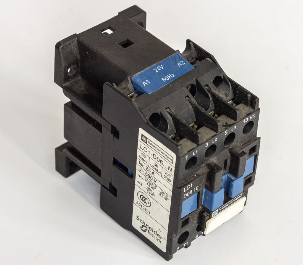 Контактор Telemecanique LC1-D06-10 24VAC 2,2kW 3L+1NO - фото фото фото 2