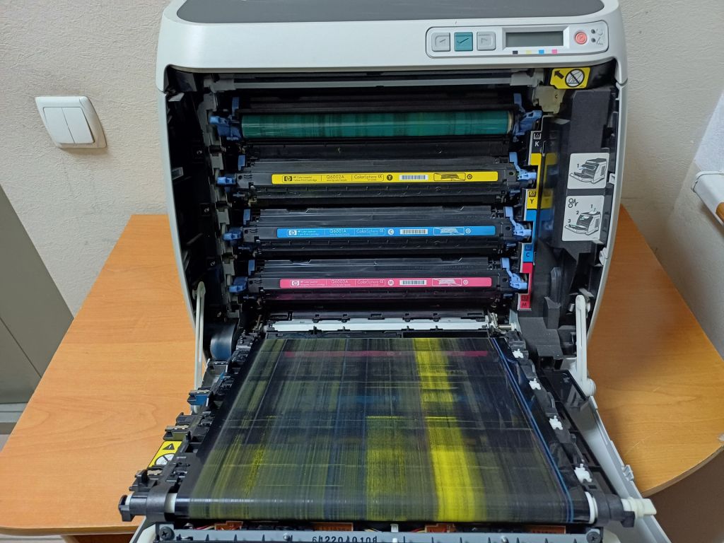 Лазерный цветной принтер HP Color LaserJet 2600n - фото фото фото 1