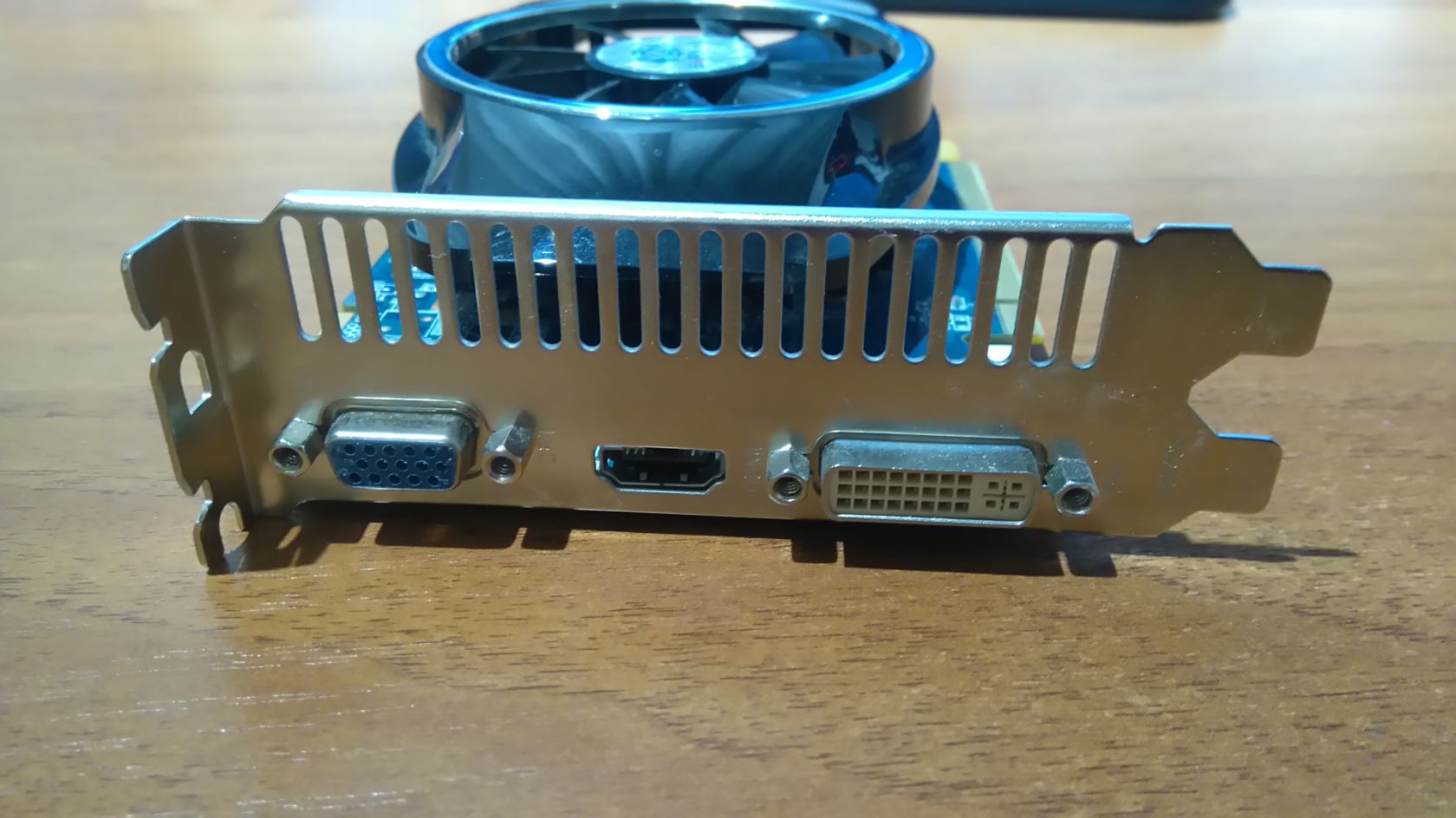 Видеокарта AMD HD 6750 - фото фото фото 3