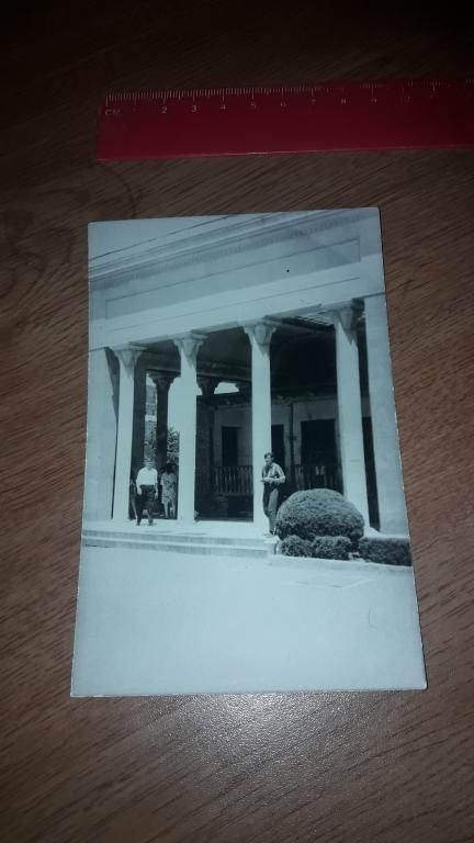 Фотокарточка Сухуми 1960-е Здание с колоннами, курортная архитектура 9х13 - фото фото фото 0
