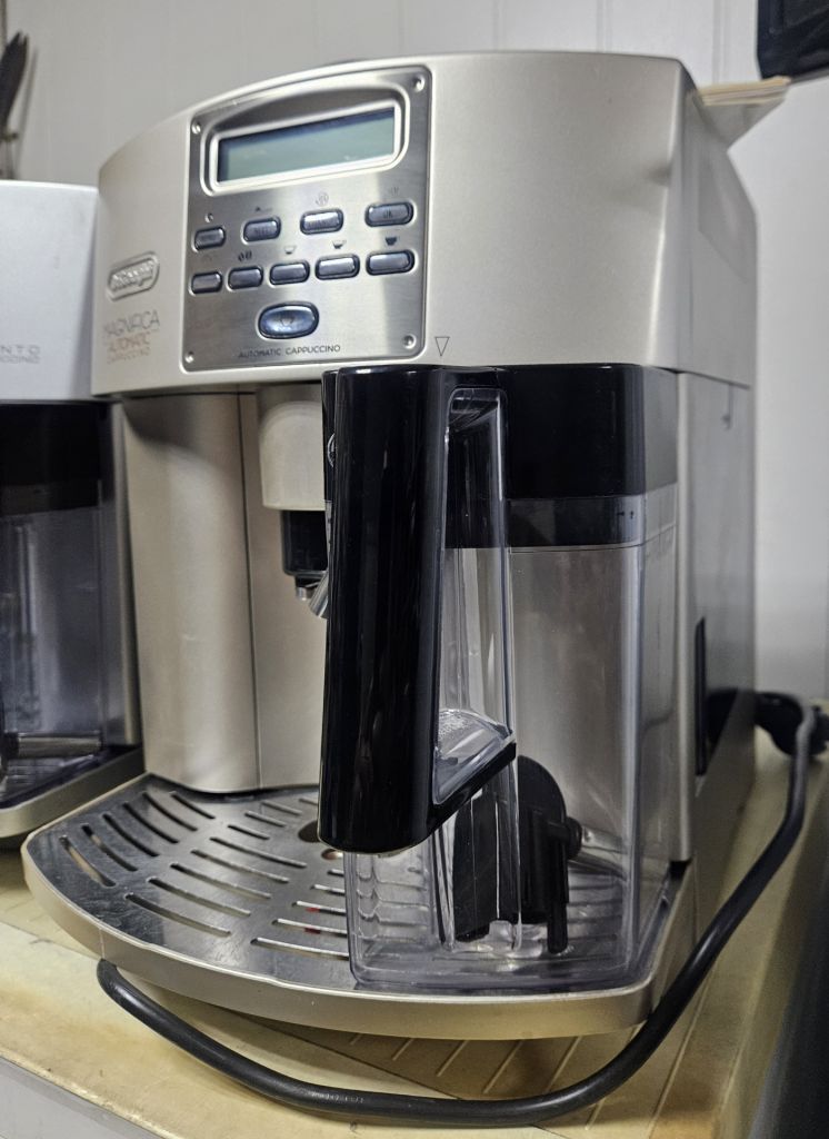 Кавомашина Delonghi Magnifica з молочником - фото фото фото 2