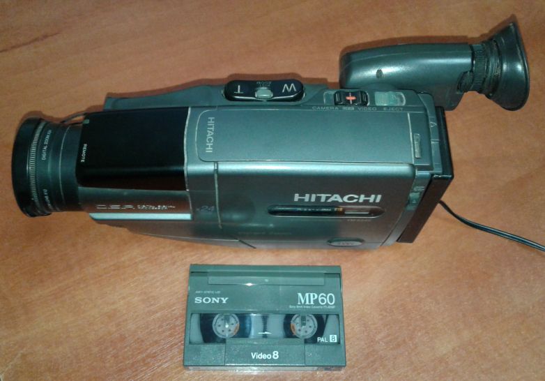 Видеокамера Hitachi VM-E54E - фото фото фото 1