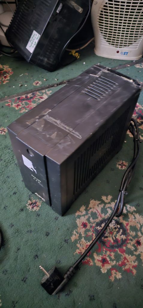 Безперебійник APC Back-UPS CS 650  (650VA / 400W) у неробочому стані. - фото фото фото 2