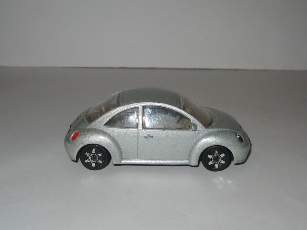 Модель машинка Volkswagen new beetle 1:43 Bburago Made in Italy - фото фото фото 1