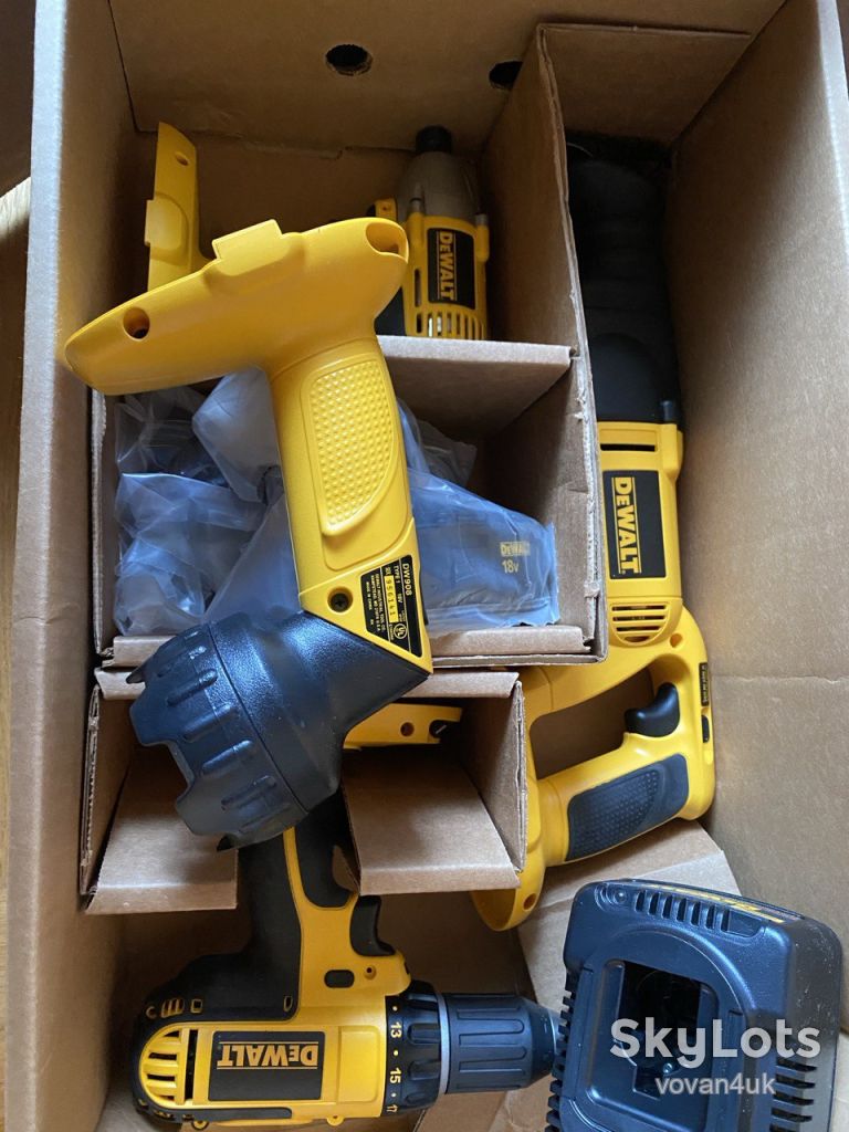 DeWALT DCK425C 18 V 4‑Tool Compact Combo Kit - фото фото фото 1