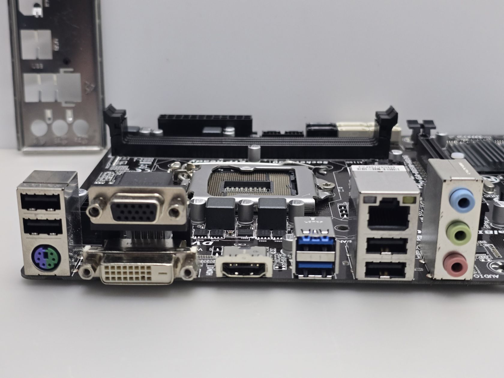 Материнська плата Gigabyte GA-B85M-HD3G     (Socket 1150,HDMI,DDR3,б/в) - фото фото фото 1
