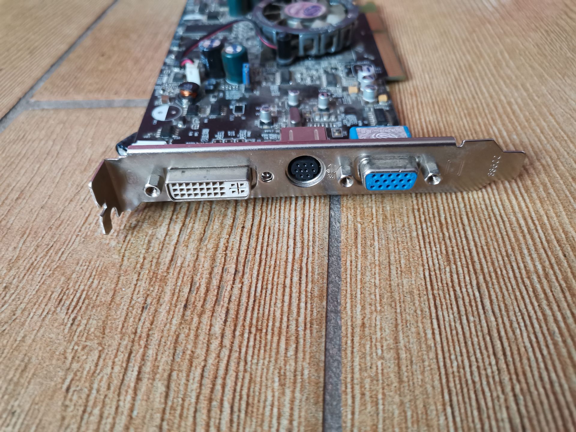 Видеокарта Radeon 9600XT 128mb AGP 8x - фото фото фото 2