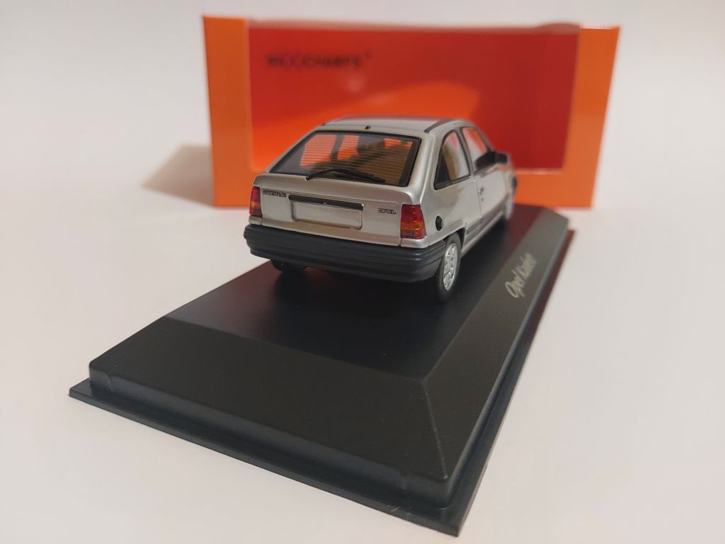 Maxichamps 1:43 Opel Kadett  (1990) silver metallic - фото фото фото 4