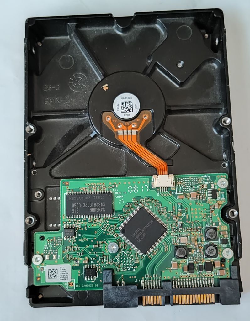 Жесткий диск SATA Hitachi Deskstar SATA P7K500 HDP725032GLA360 320Гб - фото фото фото 0