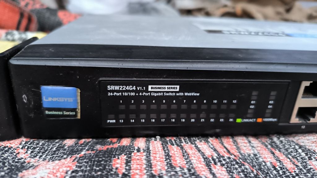 Комутатор Cisco Linksys SRW224G4 - фото фото фото 2