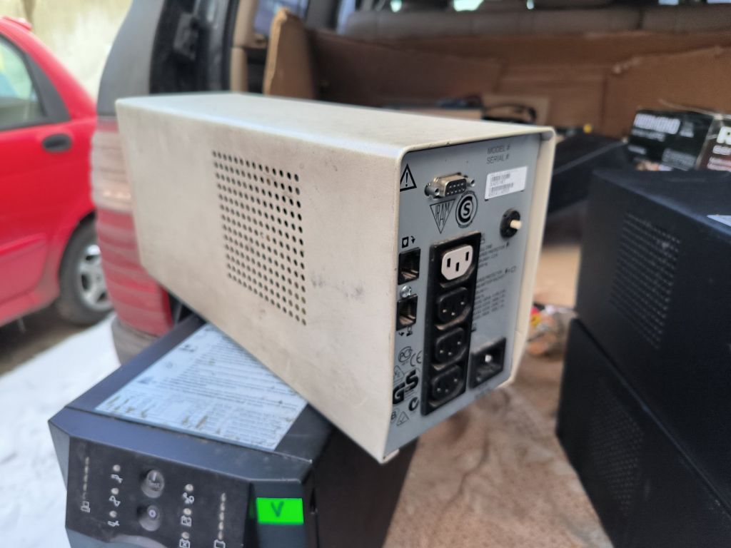 Бесперебойник ИБП UPS APC Smart-UPS 420     (SU420INET) - фото фото фото 1