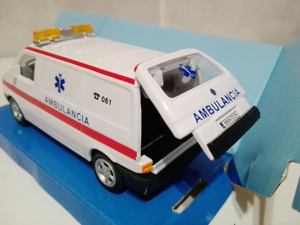 1/43 VOLKSWAGEN Ambulance 061. Cararama. - фото фото фото 2