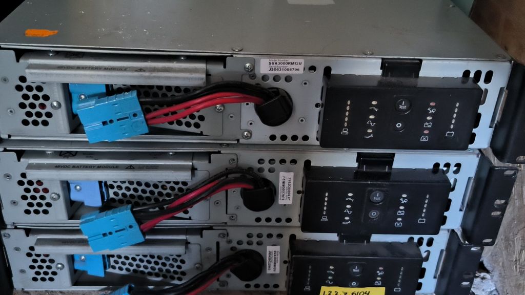 Безперебійник ДБЖ APC Smart-UPS 3000  (SUA3000RMI2U) - фото фото фото 2