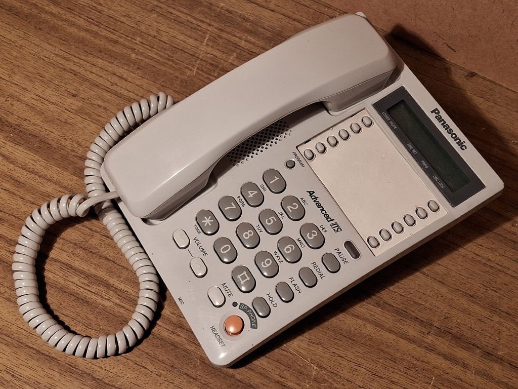 Телефон стационарный Panasonic KX-TS2365RUW - фото фото фото 0
