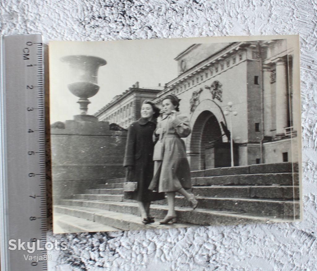 Дівчата на сходах 1940-50 - фото фото фото 2