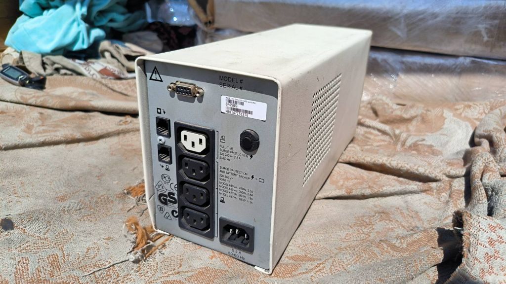 Безперебійник ДБЖ APC Back-UPS Pro 650       (BP650SI) - фото фото фото 1