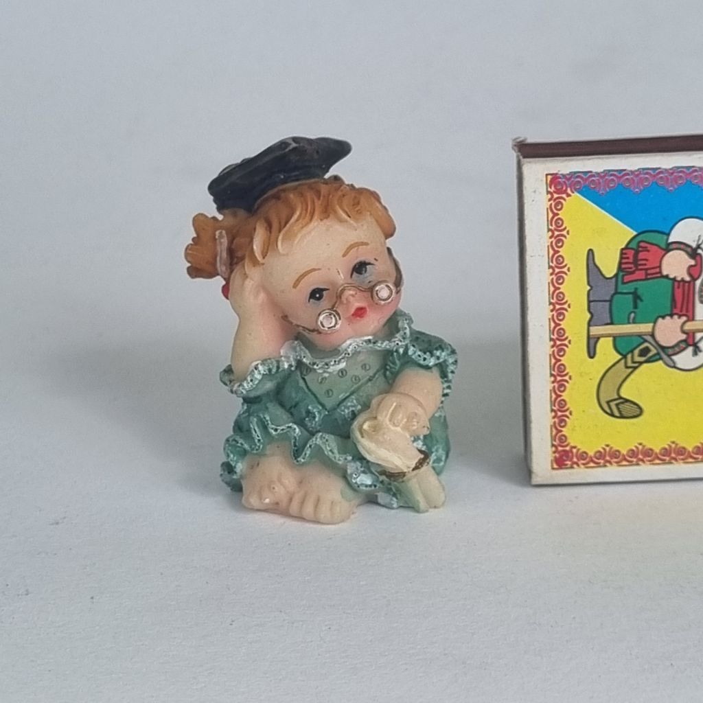 Статуетка сувенірна Дівчинка із свитком - фото фото фото 4