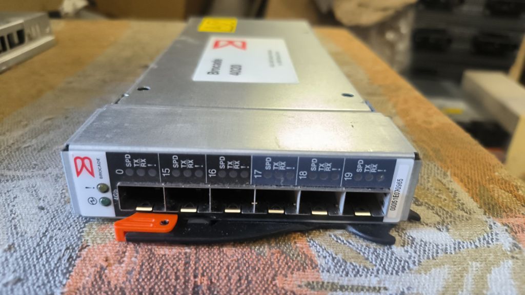 Модуль IBM BladeCenter Brocade 4020 4Gb SAN Switch Module - фото фото фото 0