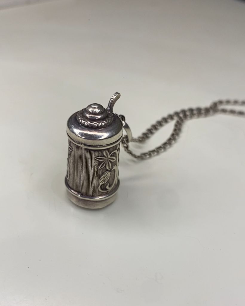 6lt41 Кулон пивная кружка с цепочкой. Крышка открывается. Серебро 925. Вес 7 грамм. - фото фото фото 6