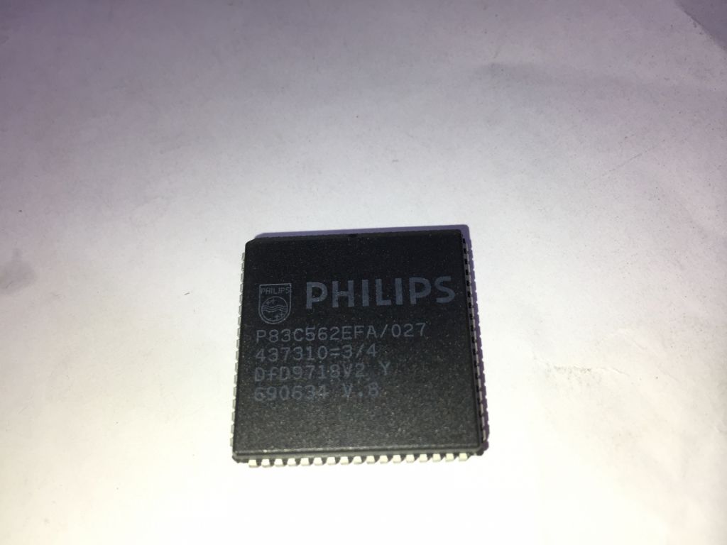 АЦП UART 8-бітний Philips P83C562EFA/027  (1191-2) - фото фото фото 0