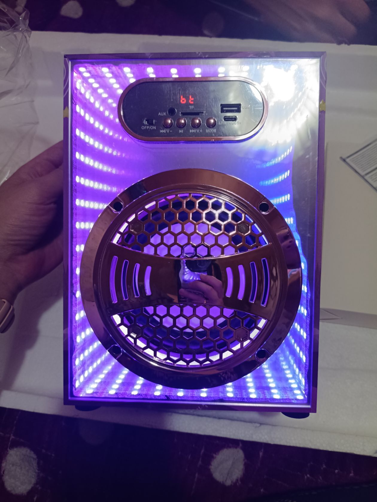 Портативна караоке-система з 2 мікрофонами та LED підсвіткою                            (Bluetooth, USB). Амазон - фото фото фото 5