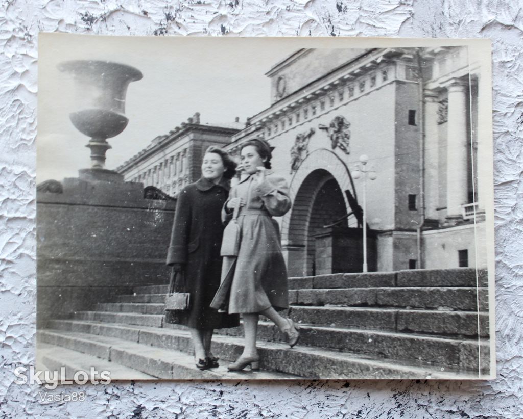 Дівчата на сходах 1940-50 - фото фото фото 0