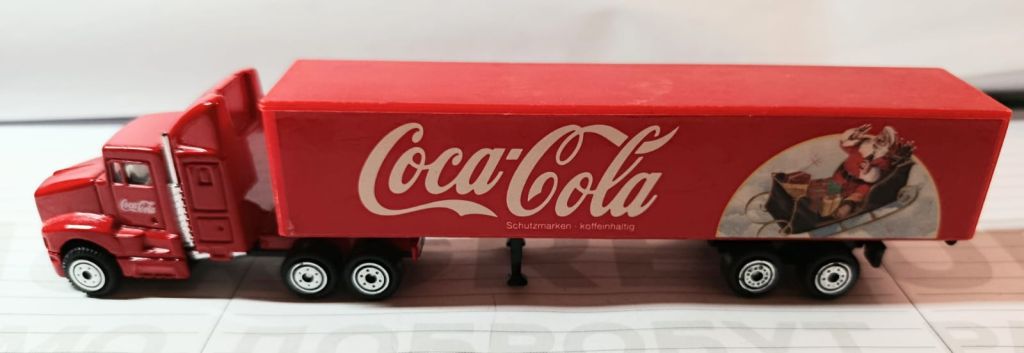 Модель 1:87, Фура Peterbilt, Coca Cola рождество. 2005 года. - фото фото фото 3