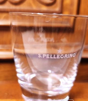 * Стакан - Вода мінеральна S.Pellegrino - фото фото фото 1