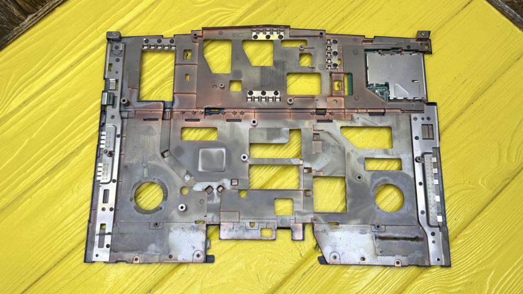 Середня частина Dell Alienware M15x  (2122) Б/В - фото фото фото 1