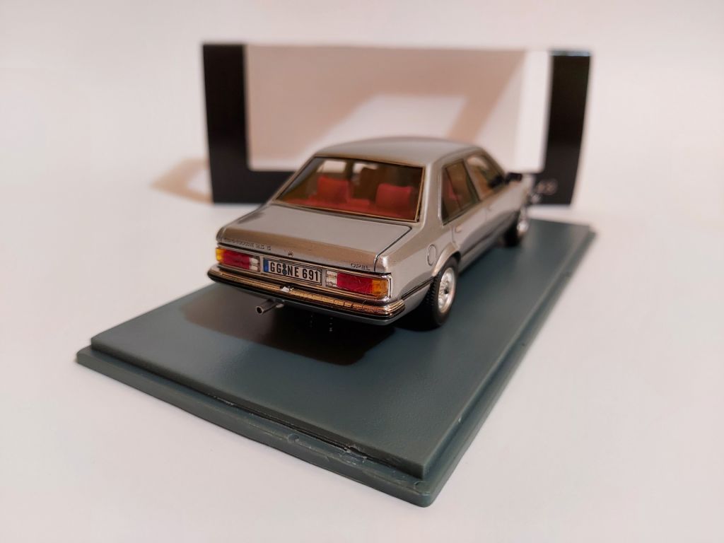 NEO 1:43 Opel Commodore  (1978) silver - фото фото фото 3