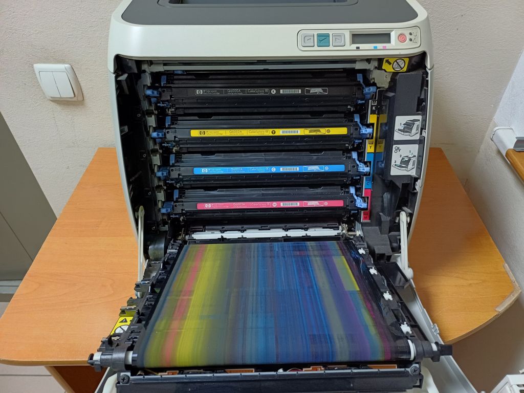 Лазерный цветной принтер HP Color LaserJet 2605n - фото фото фото 4