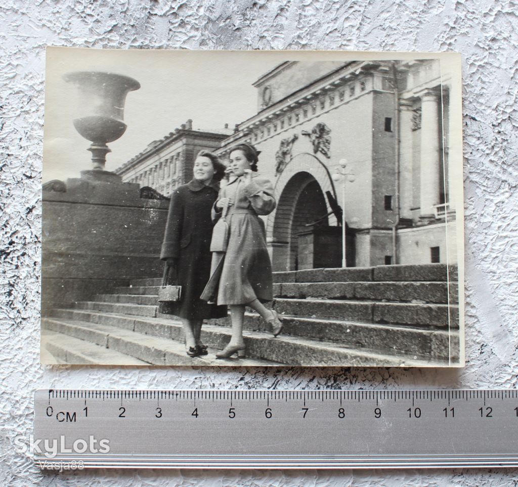 Дівчата на сходах 1940-50 - фото фото фото 3