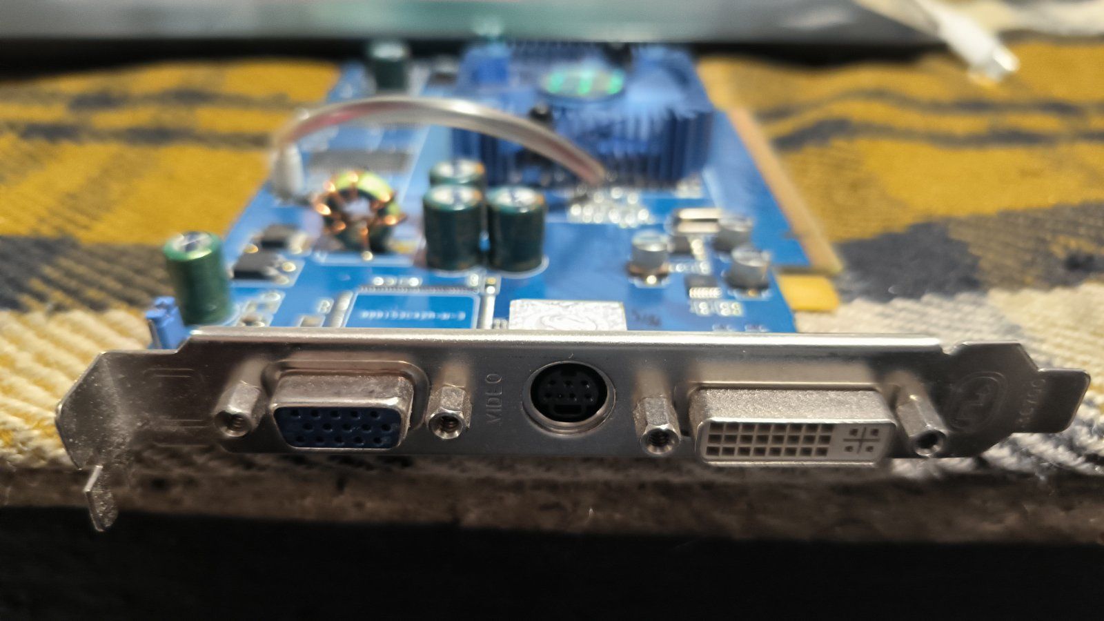 Відеокарта Radeon X700 128MB V/D/VO - фото фото фото 2
