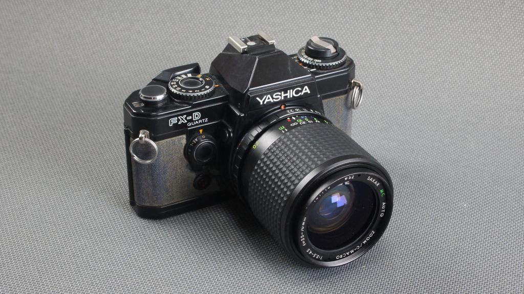 Пленочный фотоаппарат Yashica FX-D Quartz + объектив Sakar 35-70mm/3.5-4.5 MC Ф52мм Вживане - фото фото фото 1