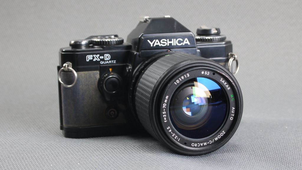 Пленочный фотоаппарат Yashica FX-D Quartz + объектив Sakar 35-70mm/3.5-4.5 MC Ф52мм Вживане - фото фото фото 0