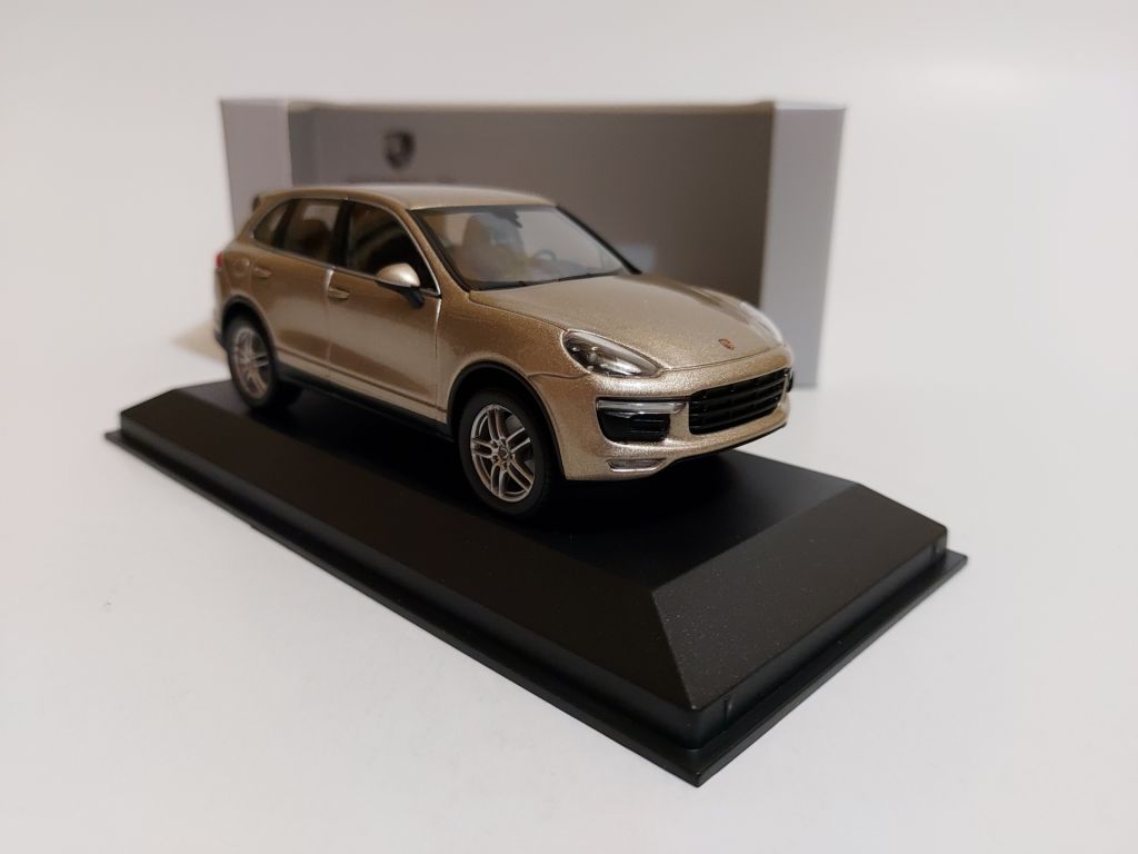Minichamps 1:43 Porsche Cayenne Turbo  (2014) pearl-silver - фото фото фото 4