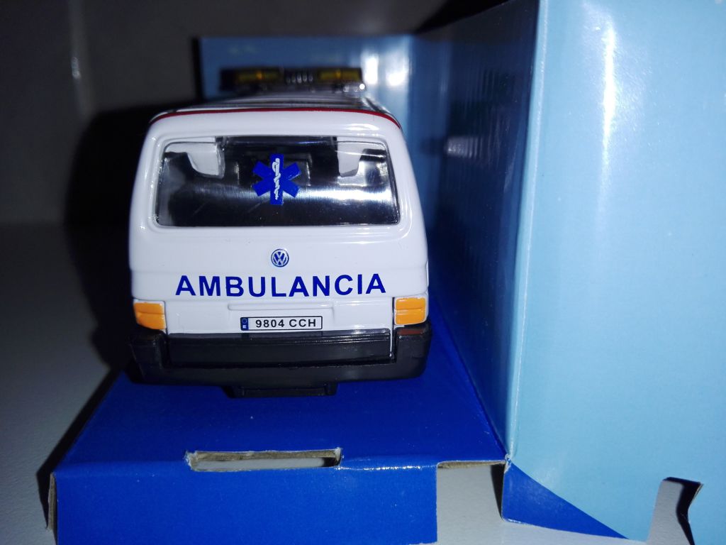 1/43 VOLKSWAGEN Ambulance 061. Cararama. - фото фото фото 4