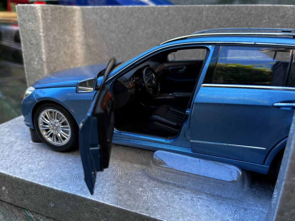Mercedes Benz E-classe T-modell by Minichamps 1:18 - фото фото фото 3